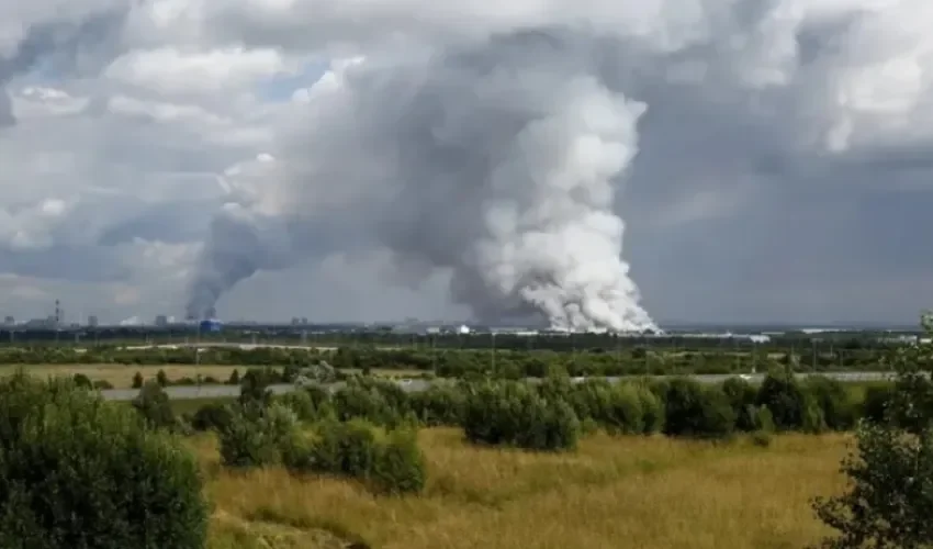 Columna de humo procedente de un ataque ucraniano contra un almacés de Wildberries cerca de San Petersburgo el pasado 24 de julio. EFE/EPA/STR.