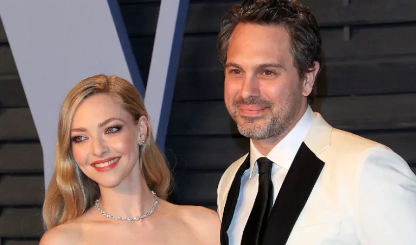 Amanda Seyfried (i) y Thomas Sadoski (d) posan durante una fiesta de los Óscar el 4 de marzo de 2018 en Beverly Hills, California, Estados Unidos. EPA/NINA PROMMER