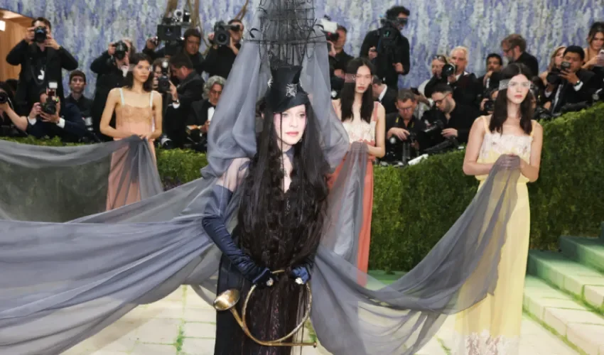 Madonna (c-i) al posar en la alfombra roja de la Gala Met 2026, en Nueva York (NY, EE.UU.) EFE/Sarah Yenesel