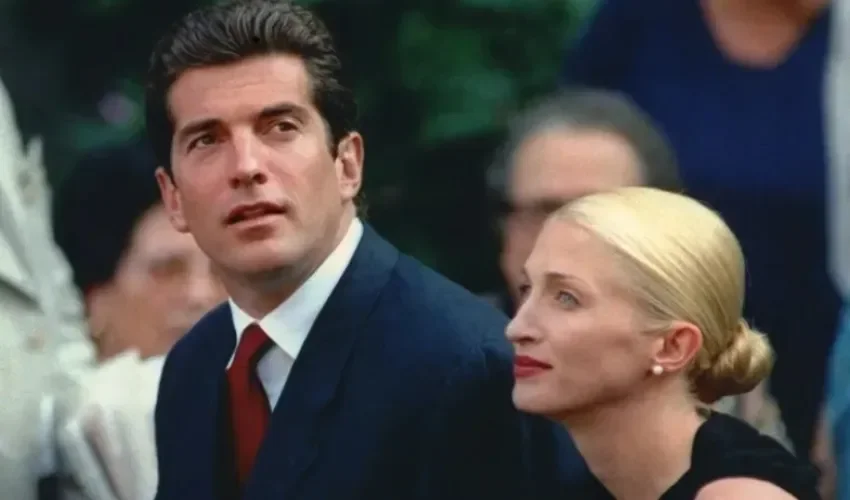 John F. Kennedy Jr y su esposa, Carolyn Bessette-Kennedy en Bracciano, Italia, en 1998. EFE/Filippo Monteforte