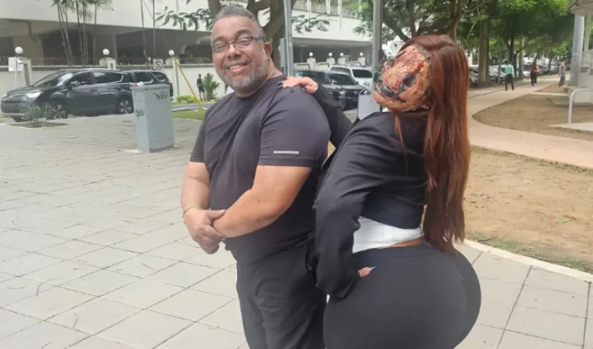Eduardo Pinnock junto a Gracie Bon.