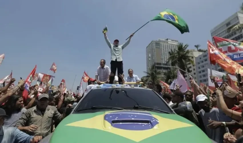 Fotografía de archivo del mandatario brasileño, Luiz Inácio Lula da Silva (c), sosteniendo una bandera durante un mitin de campaña, en Rio de Janeiro (Brasil). EFE/ Antonio Lacerda
