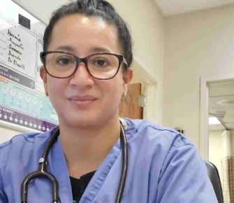 Lo más duro puede venir y es decidir quién vive, advierte médico en Texas 