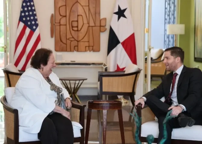  Embajadora de EE.UU. elogia iniciativas de Mayer Mizrachi para mejorar la ciudad de Panamá 