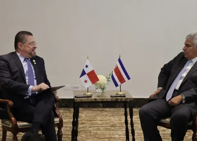  Presidentes de Panamá  y Costa Rica abordan situación de migrantes  