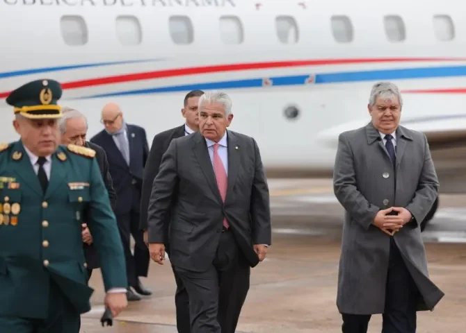  José Raúl Mulino llega a Paraguay en su primer viaje como presidente de Panamá 