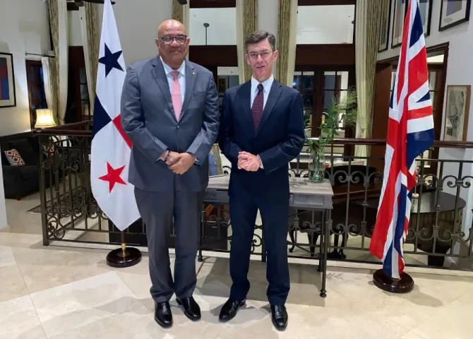  Embajada del Reino Unido e Irlanda del Norte en Panamá y el director de la UAF unen esfuerzos 