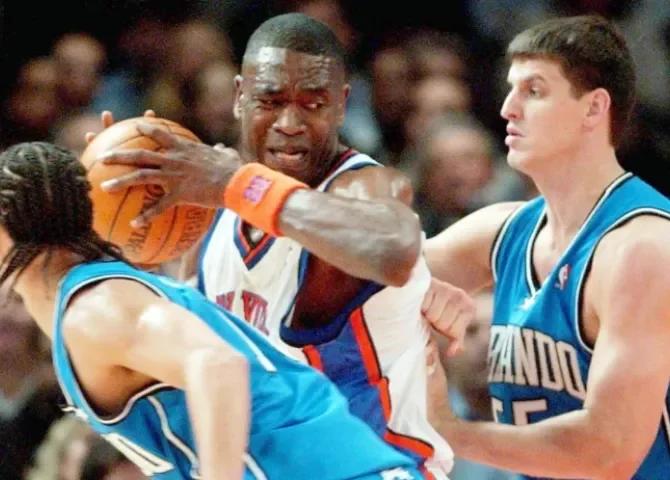  Dikembe Mutombo, durante su etapa como jugador de los Knicks de Nueva York, durante un partido ante los Magic de Orlando, en una fotografía de archivo. EFE/Justin Lane 