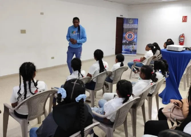  ¡Una visita de lujo! Campeona olímpica Atheyna Bylon atiende a niñas y adolescentes de Colón 