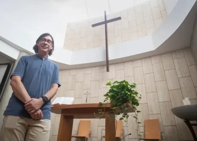  Ismael Gramaje, pastor de la iglesia protestante Betel-Sant Pau de Barcelona, inclusiva con las personas LGTBI. EFE/Marta Pérez 