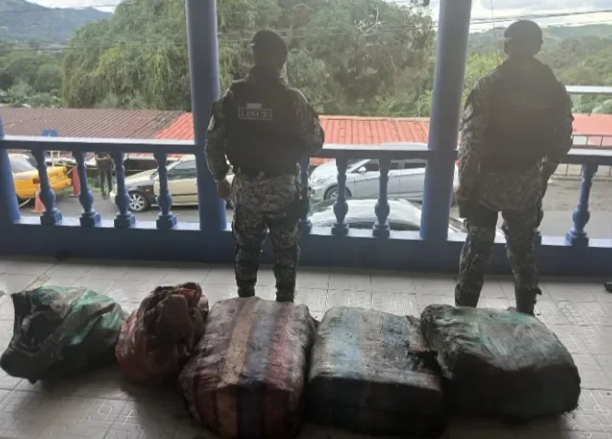  Encuentran nueve sacos con presuntos paquetes de droga en Las Cumbres 