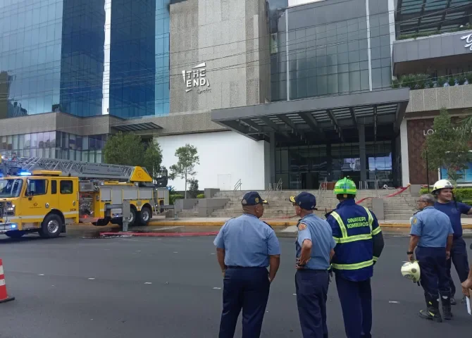  Extinguen incendio en centro comercial de Calle 50  