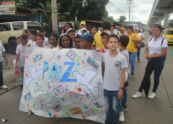  ¡Levantaron su voz! Centros educativos de Panamá Este marchan por la paz 