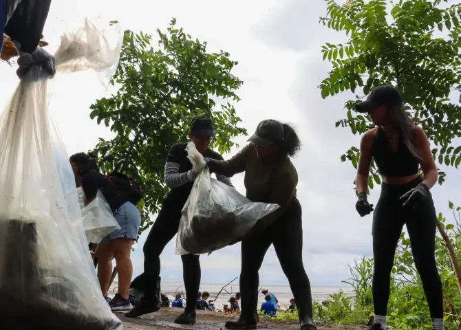  Miles de voluntarios recolectan toneladas de basura en la gran limpieza nacional de playas como cierre del Mes de los Océanos  