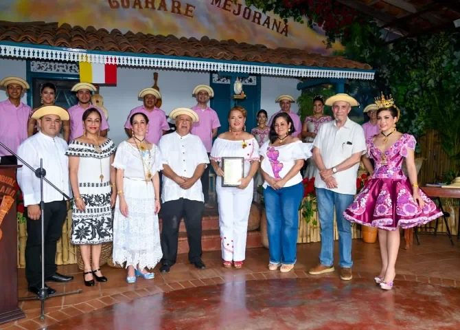  Educadora de Panamá Oeste, Carmen de la Cruz, recibe la Condecoración Manuel F. Zárate en Guararé 