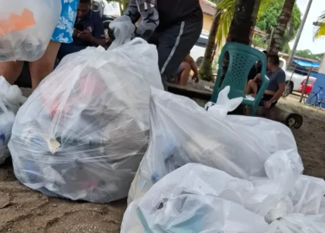  Recogen más de mil libras de basura en playa Nombre de Dios  