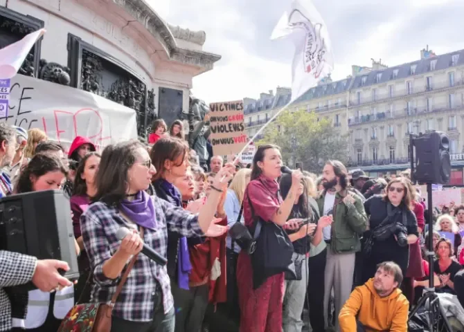  Manifestación en París en apoyo a Pelicot, la mujer abusada por decenas de hombres 