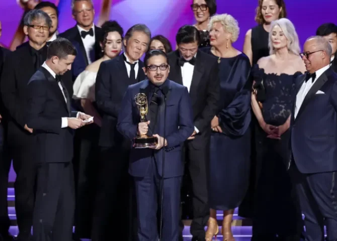  El elenco y el equipo de la serie Shogun aceptan el premio Emmy a la Mejor Serie Dramática durante la 76ª ceremonia anual de los premios Emmy celebrada en el Peacock Theater de Los Ángeles, California (EE.UU.). EFE/Caroline Brehman 