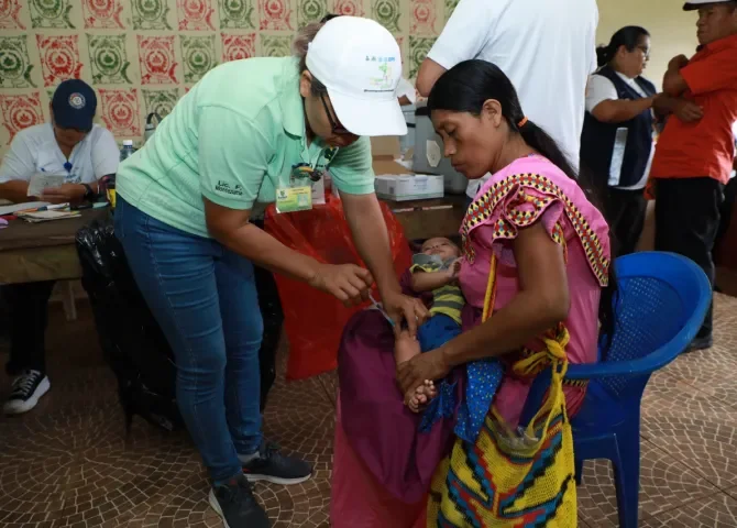  Vacunas que salvan vida, la primera inmunización del pequeño Keneth Rodríguez en la Comarca Ngäbe-Buglé 