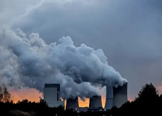  Imagen de archivo del vapor de agua que emana de varias chimeneas en una planta industrial de Alemania. EFE/Filip Singer 