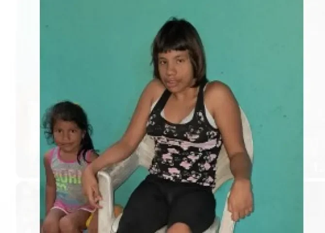  Yinela Muñoz espera por mejores días; hay situaciones que colocan a su madre entre la espera y la pared 