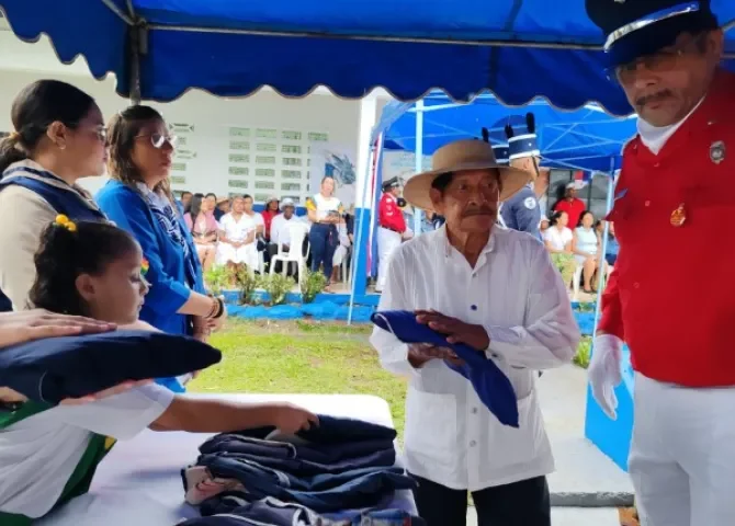  Realizan cremación de banderas en Panamá Oeste 