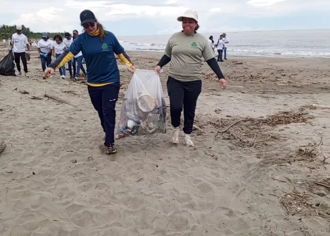  Siguen sacando 'porquerías' de las playas en Colón 