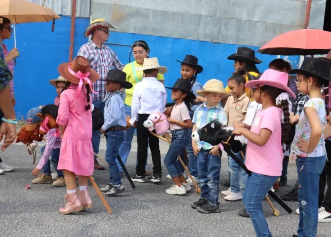  Vaqueros salieron a las calles de la 24 de Diciembre; celebrarán la Semana del Campesino por todo lo alto 