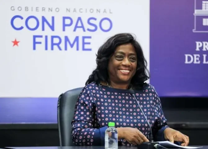  Ministra de Educación recalca que 'su administración no persigue a nadie' 