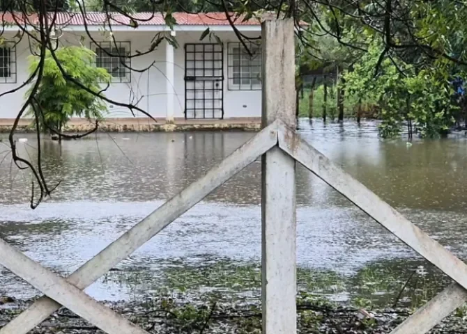  Inundaciones en Playa El Rompío afectan viviendas y comercios  