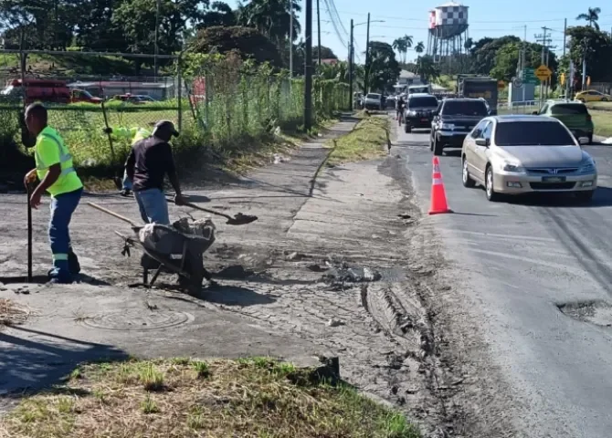  Limpian tragantes pluviales en la vía Bolívar en Colón 