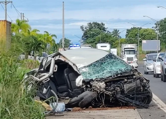  ¡Vive para contarlo! Conductor choca contra un contenedor en la autopista Arraiján - La Chorrera 