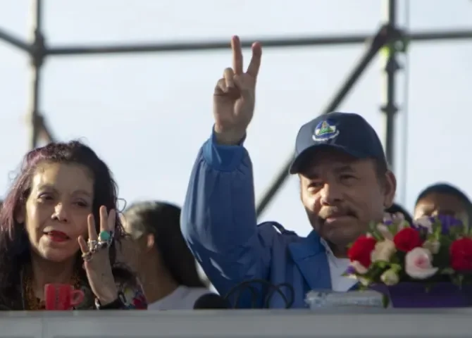   El presidente de Nicaragua, Daniel Ortega (d), junto a su esposa, la vicepresidenta Rosario Murillo (i), en una fotografía de archivo. EFE/Jorge Torres  