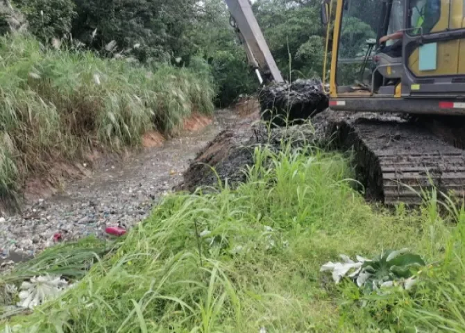  Limpian cauce de río en Puerto Pilón para prevenir inundaciones; residentes deben cooperar más 