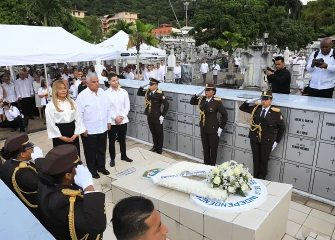  Presidente y autoridades rinden honores a los difuntos en el Cementerio Amador 