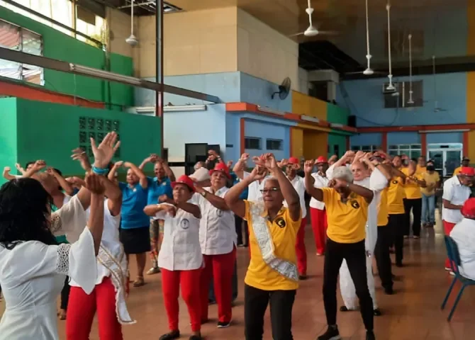  Diversión a granel en cierre de la Semana de la Tercera Edad en la Policlínica de Calidonia 