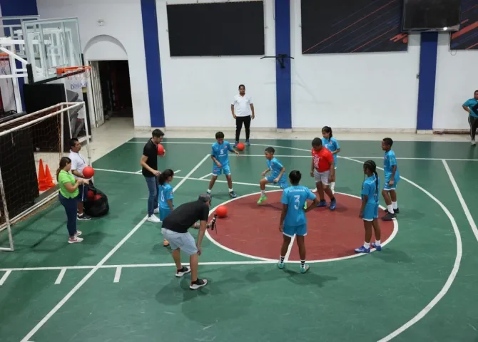  Jaime Penedo entrena a equipo infantil que representará a Panamá en torneo internacional 