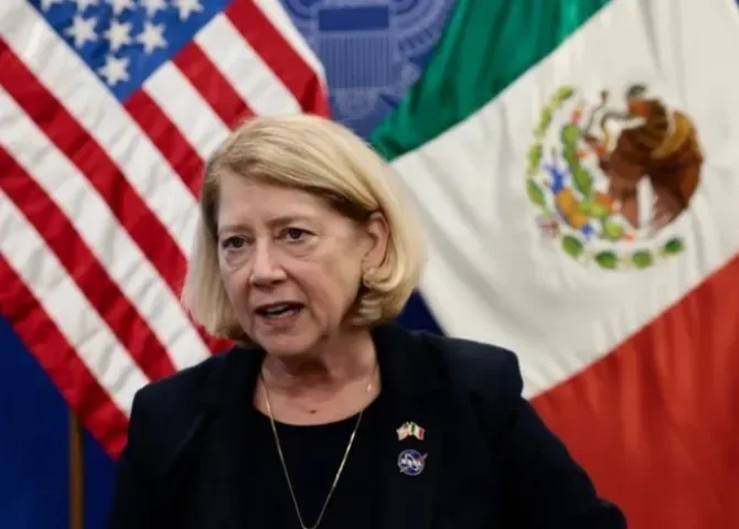  La administradora adjunta de la NASA, Pam Melroy, habla este lunes, durante una entrevista con EFE en Ciudad de México (México). EFE/ José Méndez 