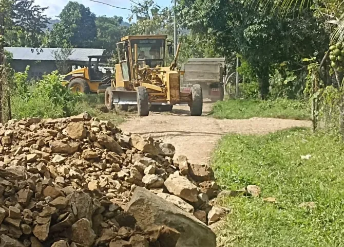  Realizan trabajos de corte y conformación de calzada en Santa Fe y Pinogana 