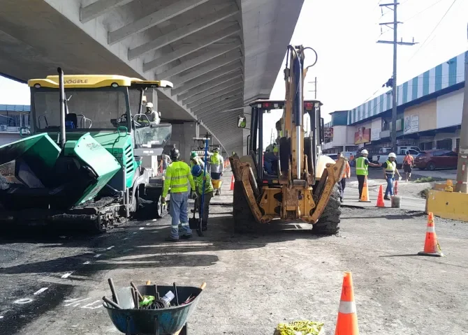  Un avance del 60% muestran trabajos de rehabilitación de carretera bajo el viaducto del Corredor de Las Playas 