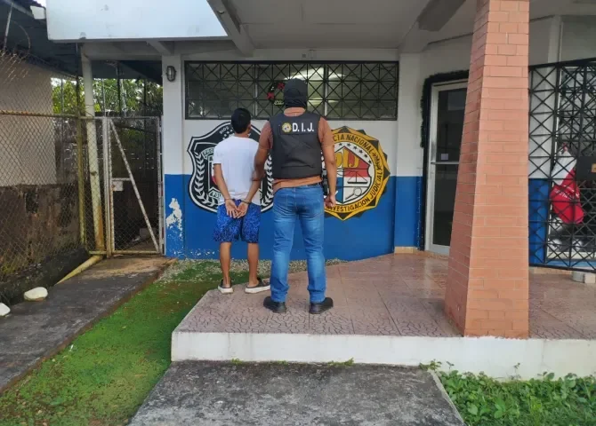  Policía aprehende a un hombre que asaltó con arma de fuego una tienda en Chepo 