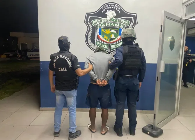  Decomisan dos armas de fuego y presunta droga en la provincia de Colón 