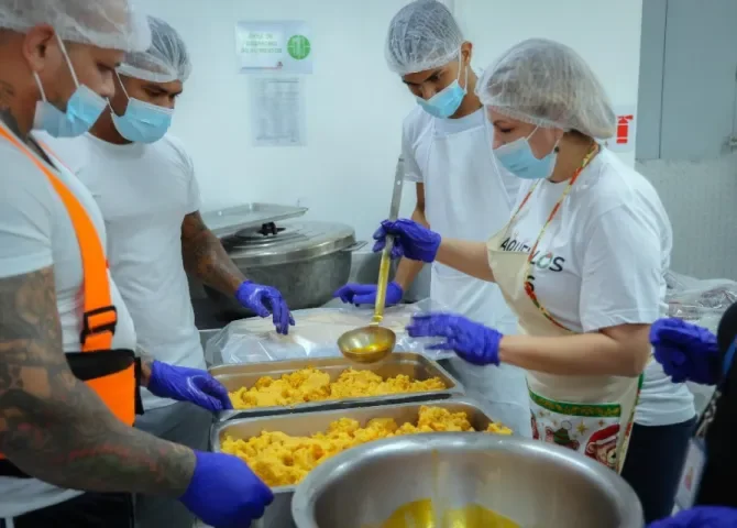  Privados de Tinajitas reciben agasajo especial con almuerzo navideño cocinado por autoridades del Mingob  