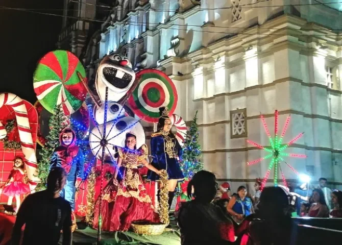  Chitré realiza desfile de navidad y promueve la economía local 