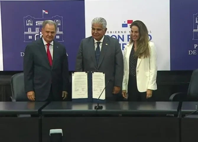  Firman contrato para la asesoría técnica del plan maestro del ferrocarril David - Panamá 