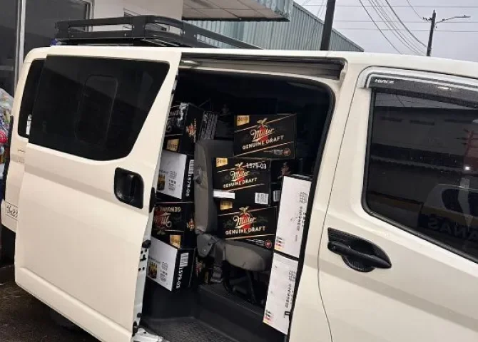  ¡Casi coronan pa' el parking' Decomisan más de 100 cajas de cerveza de presunto contrabando 