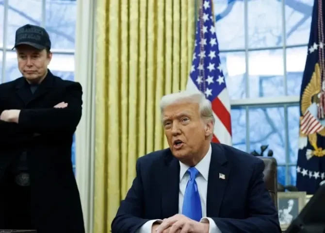  El empresario y funcionario especial del Gobierno estadounidense Elon Musk (i), junto a su hijo X, y el presidente de EEUU, Donald J. Trump (d). EFE/EPA/Aaron Schwartz 