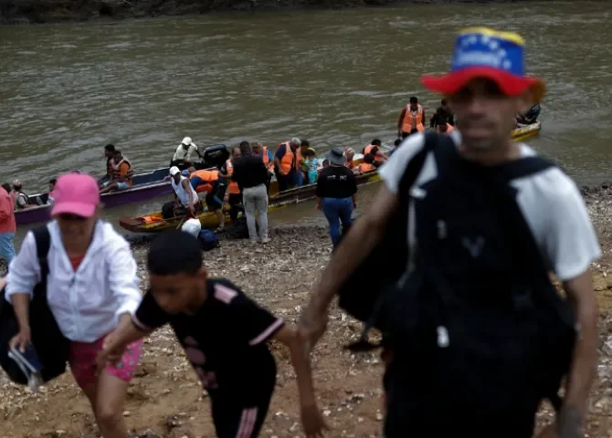  Fotografía de archivo que muestra a migrantes caminando hacia la Estación Temporal de Recepción Migratoria, en Lajas Blancas en Darién (Panamá). EFE/ Bienvenido Velasco 