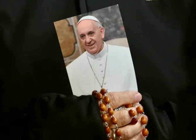  Una monja sostiene una imagen del Papa Francisco y un rosario mientras los fieles asisten a una oración del Rosario por la salud del pontífice en la Plaza de San Pedro este lunes, en la Ciudad del Vaticano. EFE/EPA/ALESSANDRO DI MEO 