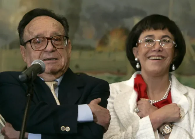  El célebre actor mexicano Roberto Gómez Bolaños, "Chespirito" (q.e.p.d.), acompañado por su esposa, la también actriz Florinda Meza (d). Fotografía de archivo. EFE/Paolo Aguilar 
